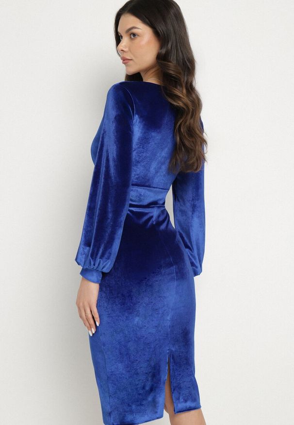 Born2be - Niebieska Dopasowana Sukienka Welurowa z Kopertowym Dekoltem Wilara. Kolor: niebieski. Materiał: welur. Długość rękawa: długi rękaw. Typ sukienki: kopertowe. Styl: klasyczny