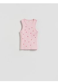Reserved - Bawełniany top z haftem - pastelowy róż. Kolor: różowy. Materiał: bawełna. Wzór: haft