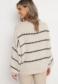 Born2be - Jasnobeżowy Sweter z Bufiastymi Rękawami Ozdobiony Cienkimi Paskami Bilentia. Kolor: beżowy. Wzór: aplikacja. Styl: klasyczny