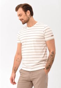 Volcano - T-shirt w paski T-ALLY. Okazja: na co dzień. Kolor: biały. Materiał: bawełna, jeans, materiał. Długość rękawa: krótki rękaw. Długość: krótkie. Wzór: paski. Styl: klasyczny, casual