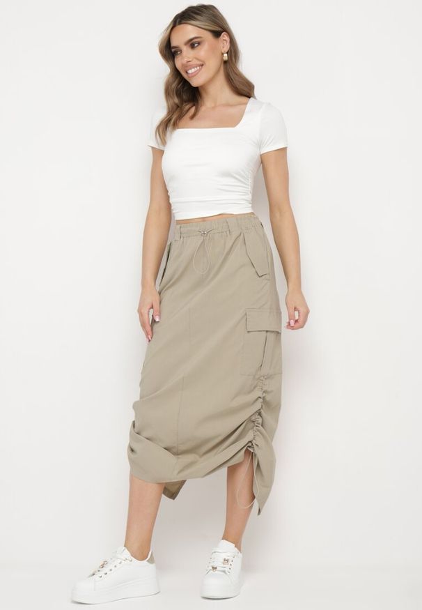 Born2be - Beżowa Spódnica z Kieszeniami w Stylu Cargo na Dole Ściągacze ze Stoperem Obilasa. Okazja: na co dzień. Kolor: beżowy. Materiał: tkanina. Styl: casual, klasyczny, elegancki