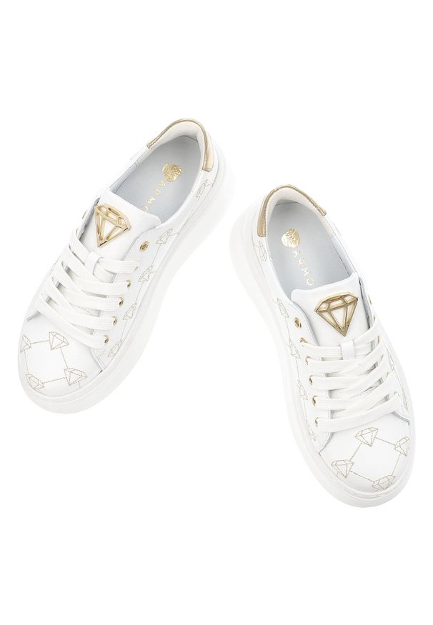 Białe Sneakersy Armodo Stylowe Obuwie Damskie Na Platformie. Okazja: na co dzień. Zapięcie: sznurówki. Kolor: biały. Materiał: materiał, skóra. Wzór: aplikacja. Obcas: na platformie. Styl: elegancki