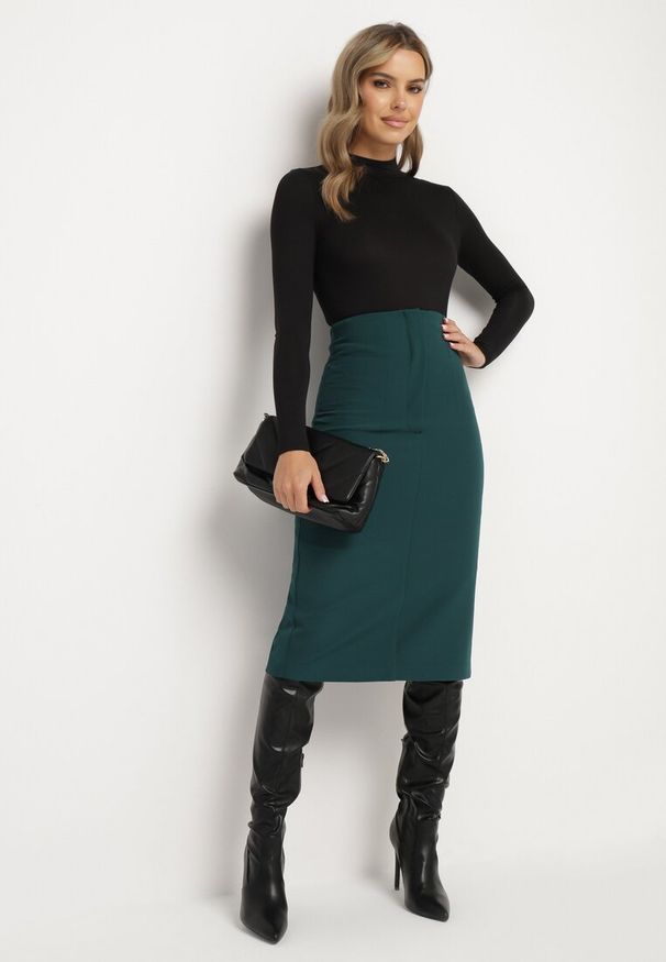 Born2be - Zielona Ołówkowa Spódnica z Wysokim Stanem Ozdobiona Rozcięciem Liossa. Okazja: do pracy. Stan: podwyższony. Kolor: zielony. Wzór: aplikacja. Styl: elegancki, wizytowy