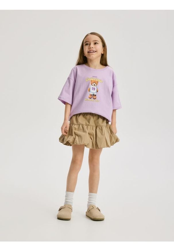 Reserved - T-shirt z nadrukiem na plecach - lawendowy. Kolor: fioletowy. Materiał: bawełna. Wzór: nadruk