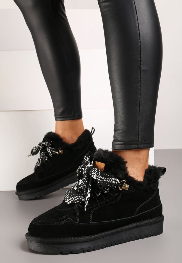 Renee - Czarne Śniegowce Typu Sneakersy ze Skóry Naturalnej Wyściełane Futerkiem Venalise. Nosek buta: okrągły. Zapięcie: sznurówki. Kolor: czarny. Materiał: futro, skóra. Sezon: zima. Obcas: na obcasie. Wysokość obcasa: niski