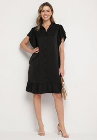 Born2be - Czarna Sukienka Koszulowa z Guzikami i Falbankami Tenalena. Okazja: na co dzień. Typ kołnierza: kołnierz z falbankami. Kolor: czarny. Typ sukienki: koszulowe. Styl: elegancki, casual, sportowy #7