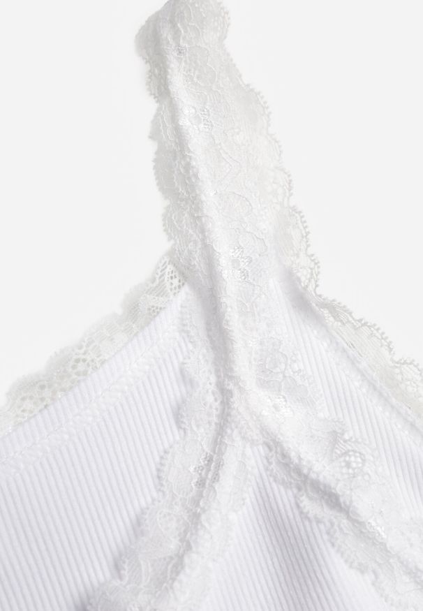 Born2be - Biały Top z Bawełny Ozdobiony Guzikami i Koronką przy Dekolcie Beralie. Okazja: na co dzień. Kolor: biały. Materiał: bawełna, koronka. Wzór: aplikacja, koronka. Styl: elegancki, klasyczny, casual