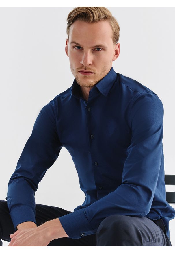 Pako Lorente - PAKO LORENTE – Gładka elegancka koszula męska w kolorze granatowym. Typ kołnierza: kołnierzyk klasyczny. Kolor: niebieski. Materiał: bawełna. Długość rękawa: długi rękaw. Długość: długie. Wzór: gładki. Styl: elegancki
