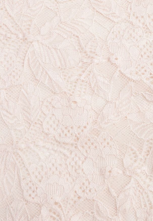 Renee - Różowa Bluzka z Koronki Ozdobiona Rozkloszowanymi Rękawami i Falbanką na Dole Sanovia. Okazja: na co dzień. Kolor: różowy. Materiał: koronka. Wzór: aplikacja, koronka. Styl: casual, elegancki