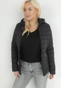 Born2be - Czarna Kurtka Pikowana Stelle. Okazja: na co dzień. Kolekcja: plus size. Kolor: czarny. Długość: długie. Wzór: gładki. Materiał: materiał, tkanina. Długość rękawa: długi rękaw. Sezon: zima, jesień. Styl: casual #7