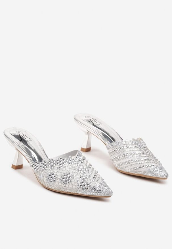 Born2be - Srebrne Klapki Mule na Obcasie Typu Kaczuszka Zdobione Cyrkoniami Rillifia. Okazja: na co dzień. Nosek buta: szpiczasty. Kolor: srebrny. Materiał: jeans. Wzór: aplikacja. Obcas: na obcasie. Styl: elegancki, casual. Wysokość obcasa: średni