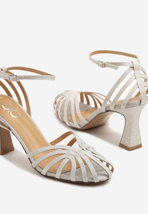 Renee - Srebrne Sandały na Stożku z Brokatem Irralea. Okazja: na co dzień. Zapięcie: sprzączka. Kolor: srebrny. Obcas: na stożku. Styl: klasyczny, elegancki, casual. Wysokość obcasa: średni