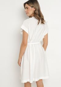 Born2be - Biała Sukienka z Wiskozy o Rozkloszowanym Kroju z Paskiem Sepina. Okazja: na co dzień. Typ kołnierza: dekolt w serek. Kolor: biały. Materiał: wiskoza. Długość rękawa: krótki rękaw. Wzór: aplikacja. Sezon: lato. Styl: klasyczny, casual, elegancki #5