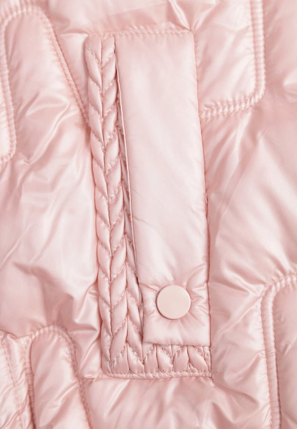 Born2be - Różowa Pikowana Kamizelka ze Stójką i Troczkami Terilanna. Typ kołnierza: kołnierzyk stójkowy. Kolor: różowy. Materiał: jeans. Styl: elegancki