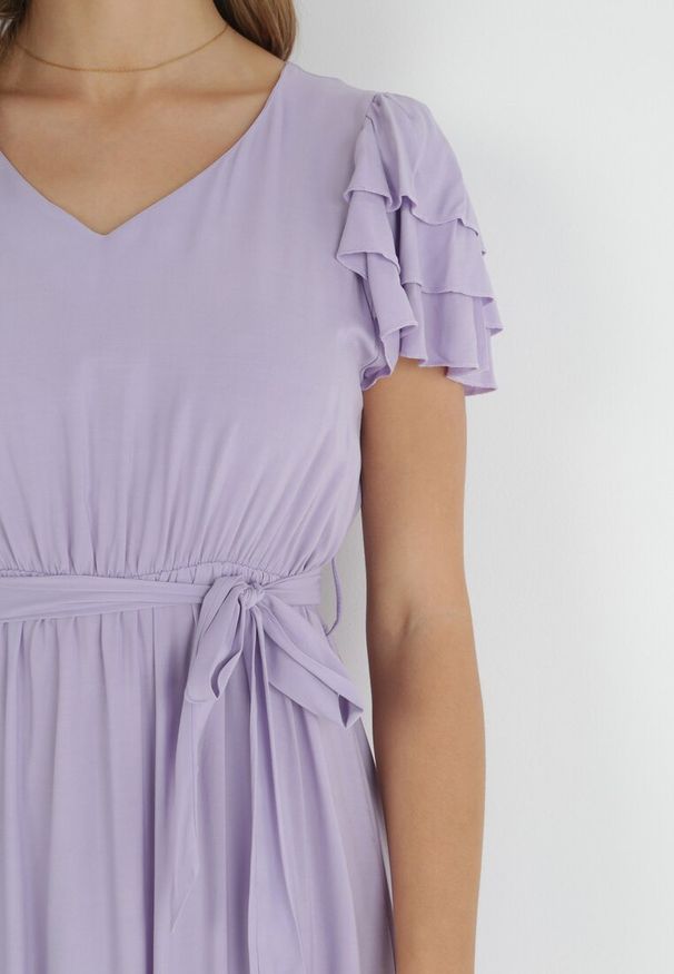 Born2be - Fioletowa Sukienka Midi z Wiskozy z Gumką w Pasie i Materiałowym Paskiem Aricia. Okazja: na randkę, na uczelnię. Kolor: fioletowy. Materiał: wiskoza, materiał. Długość: midi