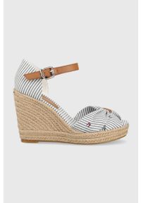 TOMMY HILFIGER - Tommy Hilfiger sandały BASIC SEERSUCKER HIGH WEDGE damskie kolor niebieski na koturnie FW0FW07160. Zapięcie: klamry. Kolor: niebieski. Materiał: guma. Obcas: na koturnie #1