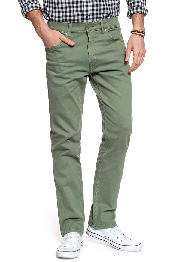 Wrangler - WRANGLER SPODNIE MĘSKIE GREENSBORO GREEN SAGE W15QSB22J. Materiał: materiał