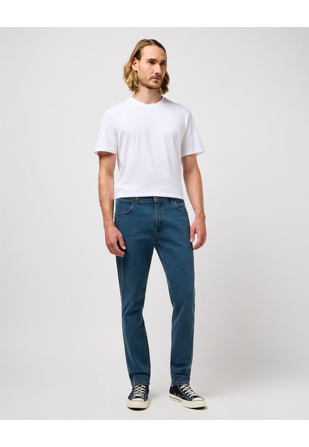 Wrangler - WRANGELR LARSTON MĘSKIE SPODNIE JEANSOWE JEANSY DŻINSY STORMY WASH 112360394 W18S017437