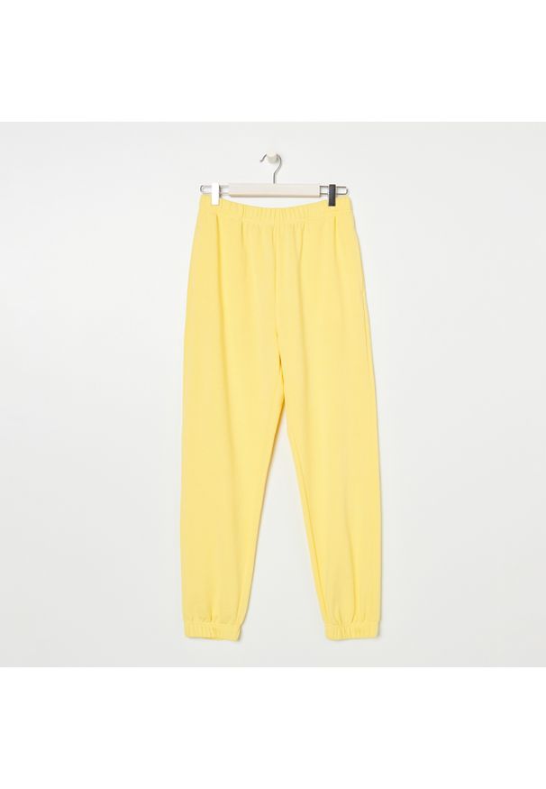 Sinsay - Spodnie dresowe - Żółty. Kolor: żółty. Materiał: dresówka