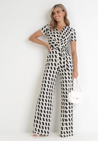 Born2be - Beżowy Kombinezon w Geometryczny Wzór z Długimi Nogawkami i Materiałowym Paskiem Marty. Kolor: beżowy. Materiał: materiał. Długość rękawa: krótki rękaw. Długość: długie. Wzór: geometria. Sezon: wiosna, lato #1