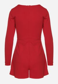 Born2be - Czerwony Kombinezon z Wiskozą z Dekoltem w Serek i Zakładkami Adivina. Okazja: na co dzień. Kolor: czerwony. Materiał: wiskoza. Długość rękawa: długi rękaw. Długość: krótkie. Styl: casual, elegancki #4