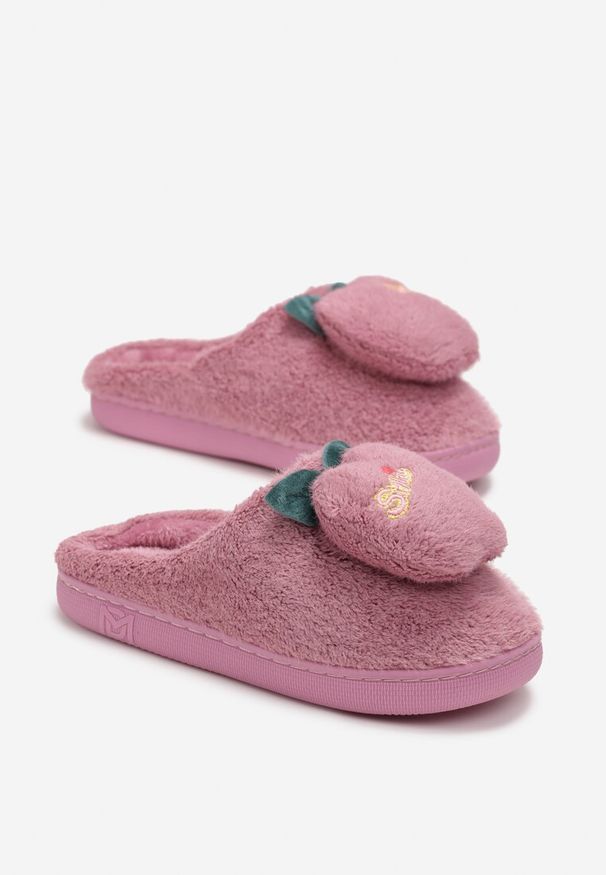 Born2be - Fioletowe Kapcie z Futerka i Naszywką w Kształcie Jabłka Haweisene. Okazja: na co dzień, do domu. Kolor: fioletowy. Materiał: futro. Wzór: aplikacja. Styl: casual