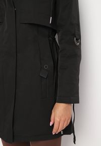 Born2be - Czarna Kurtka Parka z Bawełną Ściągana w Pasie Troczkiem Zapinana na Napy Velethra. Okazja: na co dzień. Kolor: czarny. Materiał: bawełna. Styl: casual #7