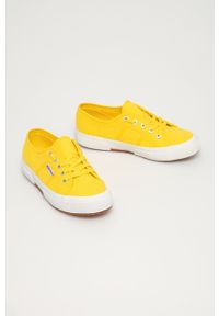 Superga - Tenisówki. Nosek buta: okrągły. Zapięcie: sznurówki. Kolor: żółty. Materiał: guma
