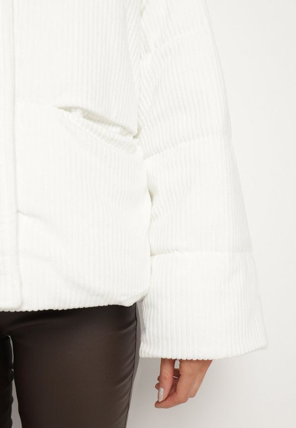 Born2be - Biała Sztruksowa Kurtka z Wysokim Kołnierzem Realitia. Okazja: na co dzień. Typ kołnierza: golf. Kolor: biały. Materiał: sztruks. Styl: casual, elegancki