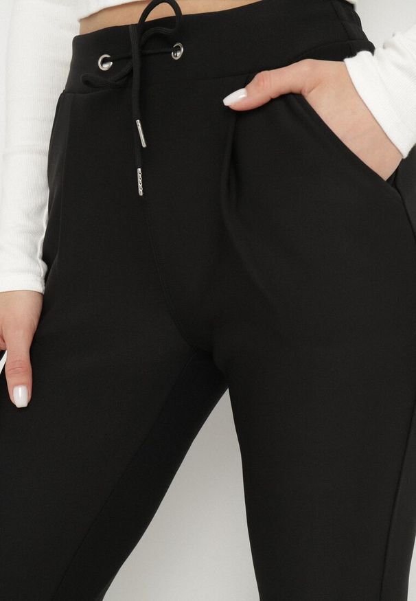 Born2be - Czarne Spodnie o Dopasowanym Kroju z Wysokim Stanem i Wiązaniem Virpio. Okazja: na co dzień. Stan: podwyższony. Kolor: czarny. Materiał: jedwab. Wzór: aplikacja. Styl: klasyczny, casual