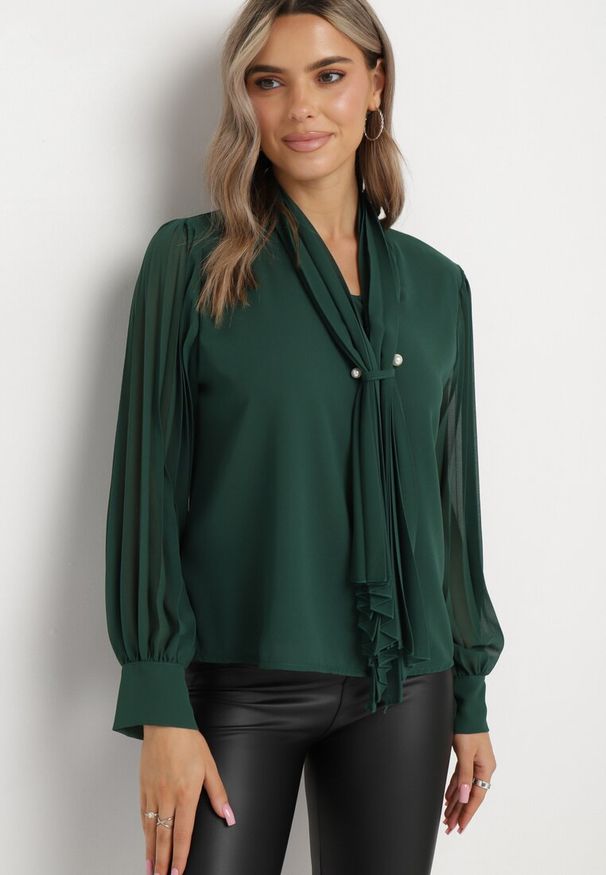 Born2be - Ciemnozielona Bluzka z Krawatką i Plisowanymi Rękawami Woldu. Kolor: zielony. Wzór: aplikacja
