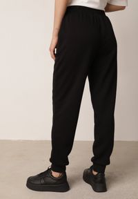 Born2be - Czarne Spodnie Dresowe Joggery z Wysokim Stanem i Ściągaczami przy Kostkach Janlea. Okazja: do domu, na co dzień, na spacer. Stan: podwyższony. Kolor: czarny. Materiał: dresówka. Długość: krótkie. Styl: sportowy, klasyczny, casual #8