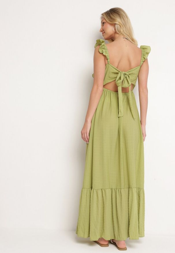 Born2be - Zielona Sukienka na Ramiączkach z Falbankami i Gumką w Talii z Wiązaniem na Plecach Tiolla. Typ kołnierza: kołnierz z falbankami. Kolor: zielony. Długość rękawa: na ramiączkach. Styl: elegancki, klasyczny, wizytowy