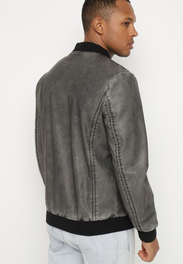 Born2be - Ciemnoszara Kurtka Bomberka z Imitacji Skóry i Zasuwanymi Kieszeniami Rihella. Kolor: szary. Materiał: skóra. Styl: klasyczny, elegancki