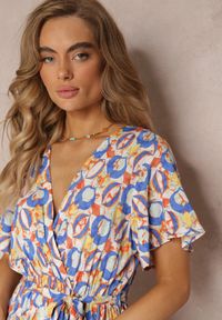 Renee - Niebieska Sukienka z Wiskozy i Kopertowym Dekoltem w Fantazyjny Print Abai. Kolor: niebieski. Materiał: wiskoza. Wzór: nadruk. Sezon: lato. Typ sukienki: kopertowe