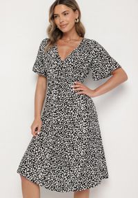 Born2be - Czarna Bawełniana Sukienka o Rozkloszowanym Kroju w Kwiatowy Wzór Aramine. Okazja: na co dzień. Typ kołnierza: dekolt w kształcie V. Kolor: czarny. Wzór: kwiaty. Typ sukienki: proste. Materiał: bawełna. Długość rękawa: krótki rękaw. Sezon: wiosna, lato. Styl: elegancki, casual, klasyczny #1