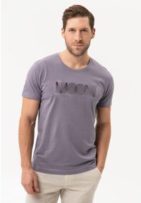 Volcano - Fioletowy t-shirt T-MOL. Okazja: na co dzień. Kolor: fioletowy. Materiał: skóra, materiał, bawełna. Długość rękawa: krótki rękaw. Długość: krótkie. Wzór: napisy. Sezon: lato. Styl: klasyczny, casual