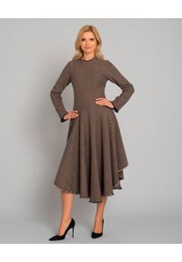 GIOVANNA NICOLAI - Brązowa sukienka z wełny. Kolor: brązowy. Materiał: wełna. Długość rękawa: długi rękaw. Wzór: jodełka. Typ sukienki: rozkloszowane, asymetryczne. Styl: elegancki. Długość: midi #1