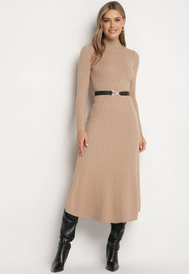 Born2be - Ciemnobeżowa Sukienka Dzianinowa z Domieszką Wełny i Ozdobnym Paskiem Nirisia. Okazja: na co dzień. Kolor: beżowy. Materiał: dzianina, wełna. Długość rękawa: długi rękaw. Typ sukienki: proste. Styl: casual, elegancki