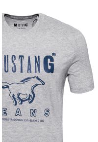 Mustang - MUSTANG T SHIRT BASIC PRINT TEE MID GREY MELANGE 1008372 4140. Okazja: na uczelnię, na co dzień. Materiał: bawełna, jeans, dzianina. Długość rękawa: krótki rękaw. Długość: krótkie. Wzór: nadruk. Sezon: lato. Styl: klasyczny, casual, elegancki #3