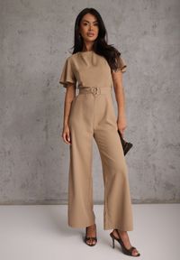 Renee - Beżowy Kombinezon VICES Ozdobiony Paskiem i Klamrą o Nieregularnym Kształcie Metilaeno. Kolor: beżowy. Wzór: aplikacja #1