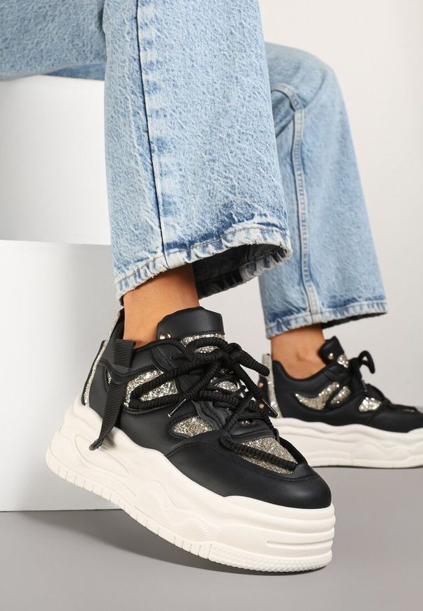 Born2be - Czarne Streetwearowe Sneakersy na Platformie z Brokatem i Aplikacjami Maivessa. Okazja: na co dzień. Kolor: czarny. Materiał: jeans. Wzór: aplikacja. Obcas: na platformie