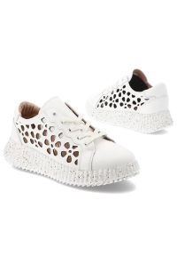 Sneakersy damskie Artiker, cholewka ze skóry naturalnej ażurowe wycięcia motyw kwiatowy wiązanie klasyczne, białe, 56C1167. Okazja: na co dzień. Zapięcie: sznurówki. Kolor: biały. Materiał: skóra. Szerokość cholewki: normalna. Wzór: ażurowy, kwiaty #2