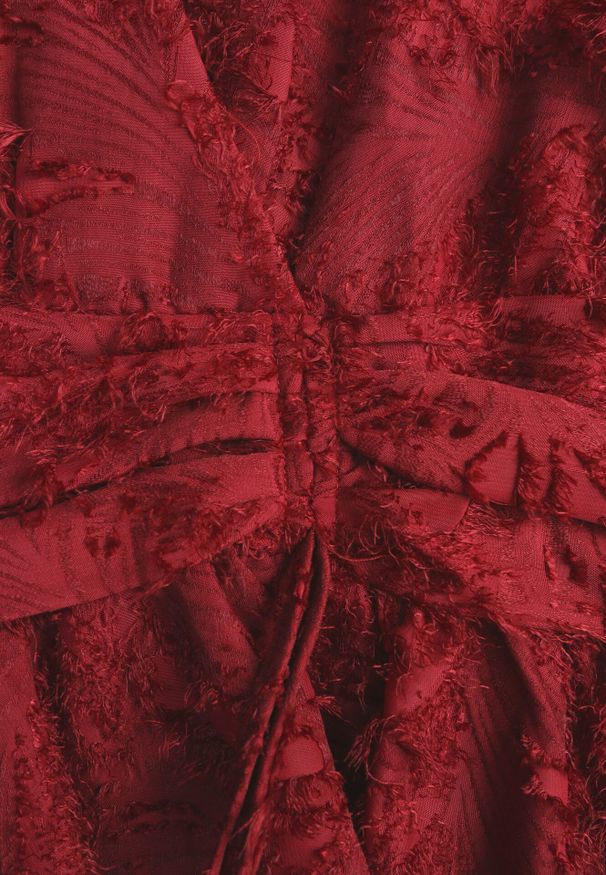 Born2be - Bordowa Sukienka z Ozdobnymi Niteczkami i Marszczeniem Forenamia. Okazja: na co dzień. Kolor: czerwony. Wzór: aplikacja. Typ sukienki: kopertowe. Styl: casual