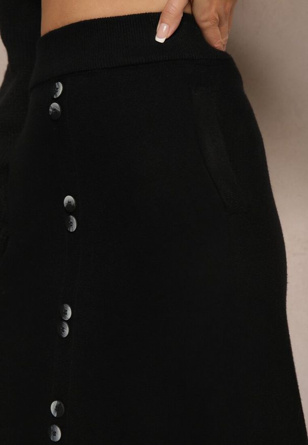Renee - Czarna Spódnica z Dodatkiem Wełny o Rozkloszowanym Kroju z Guzikami Tirezi. Okazja: do pracy. Kolor: czarny. Materiał: wełna. Styl: elegancki