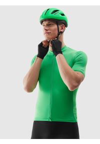 4f - Koszulka rowerowa rozpinana męska - zielona. Typ kołnierza: kołnierzyk stójkowy. Kolor: zielony. Materiał: syntetyk, elastan, materiał, włókno, dzianina, skóra. Długość rękawa: krótki rękaw. Długość: krótkie. Wzór: ze splotem, jednolity, gładki. Sport: kolarstwo #1