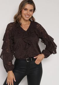 Born2be - Brązowa Bluzka z Koronki Ozdobiona Falbankami Sewola. Typ kołnierza: kołnierz z falbankami. Kolor: brązowy. Materiał: koronka. Wzór: koronka, aplikacja. Styl: elegancki #1