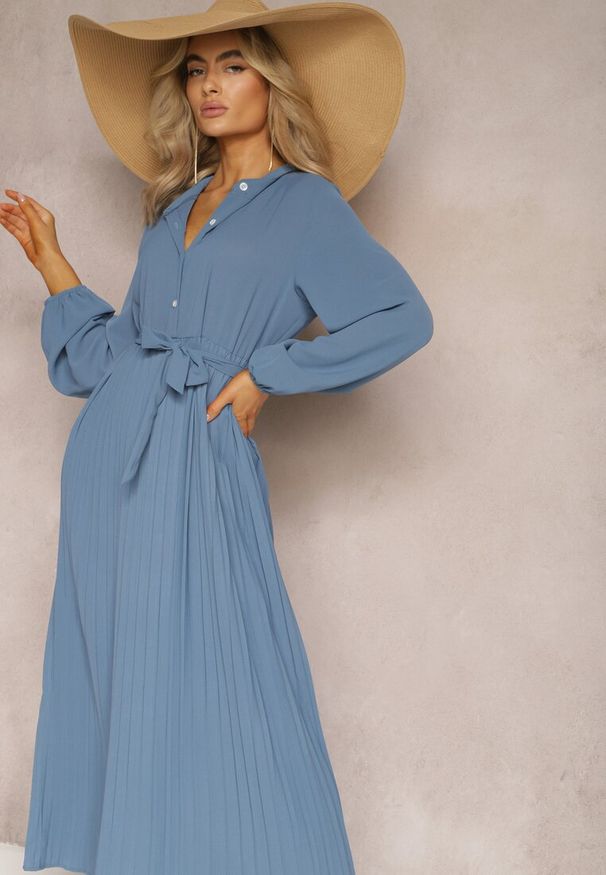 Renee - Niebieska Rozkloszowana Sukienka Maxi Plisowana Wiązana w Pasie Terilla. Kolor: niebieski. Materiał: materiał. Typ sukienki: koszulowe. Długość: maxi