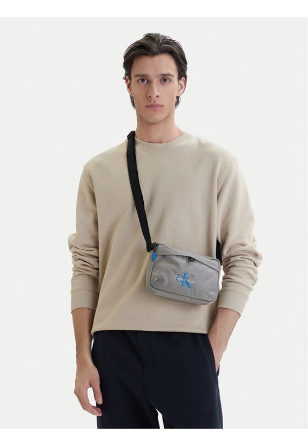 Calvin Klein Saszetka Bold Camera Bag LV04D3117G Szary. Kolor: szary. Materiał: materiał