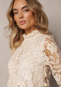 Renee - Jasnobeżowa Bluzka Koronkowa Rissanen. Typ kołnierza: kołnierzyk stójkowy. Kolor: beżowy. Materiał: koronka. Długość: długie. Wzór: koronka
